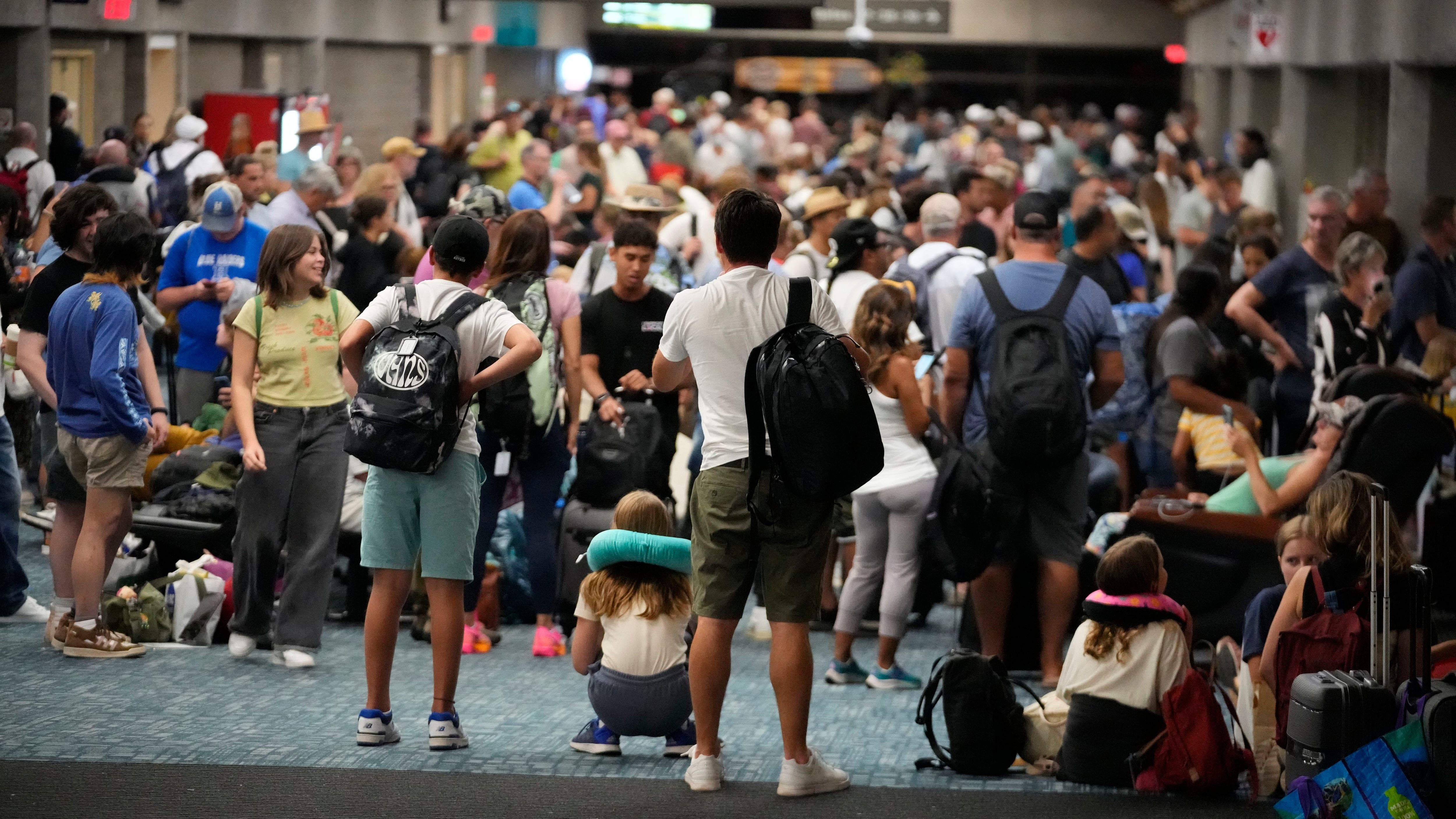 La gente se reúne en el aeropuerto de Kahului a la espera de vuelos el miércoles 9 de agosto de 2023, en Kahului, Hawai (A/Rick Bowmer)