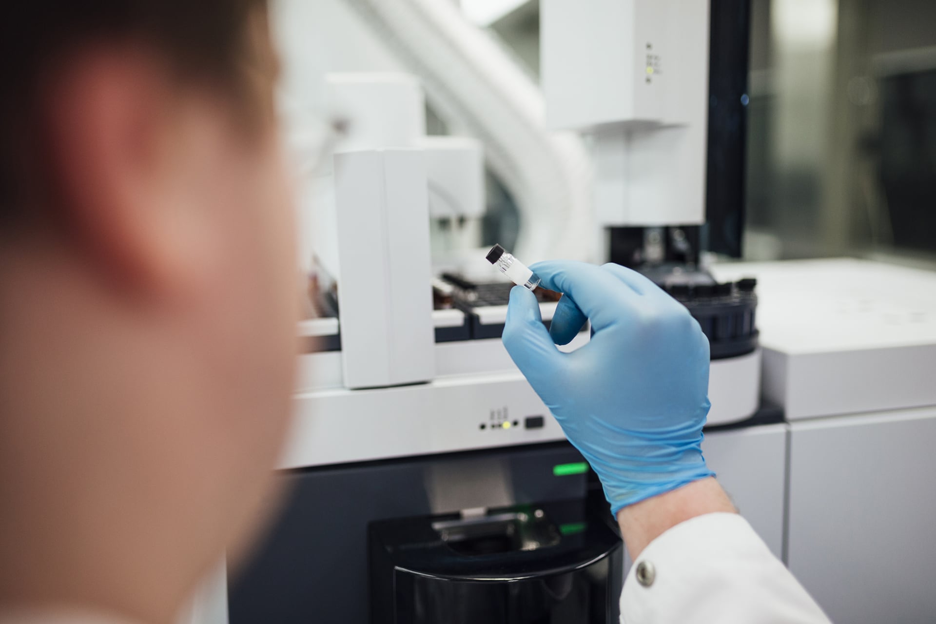 Se requiere de nuevos recursos en la práctica clínica, tales como la evaluación de biomarcadores en suero o LCR y dosaje de APOE así como personal entrenado para evaluar los depósitos de amiloide en PET y las anormalidades en RM (Getty)