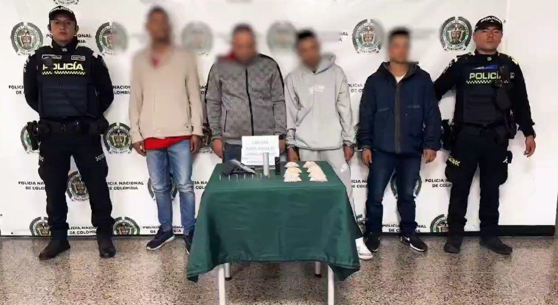 Las autoridades descubrieron que uno de los cuatro detenidos tiene una orden  judicial vigente por el delito de homicidio en concurso heterogéneo - crédito Mebog