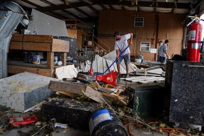 Brent Morvant limpia su negocio en Cameron Parish, Luisiana, tras el paso del huracán Laura. August 28, 2020.  REUTERS/Elijah Nouvelage