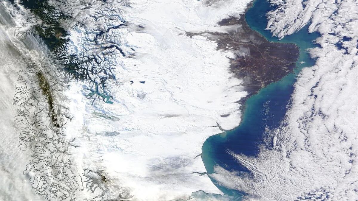 La impactante foto satelital de la NASA que muestra la Patagonia completamente nevada