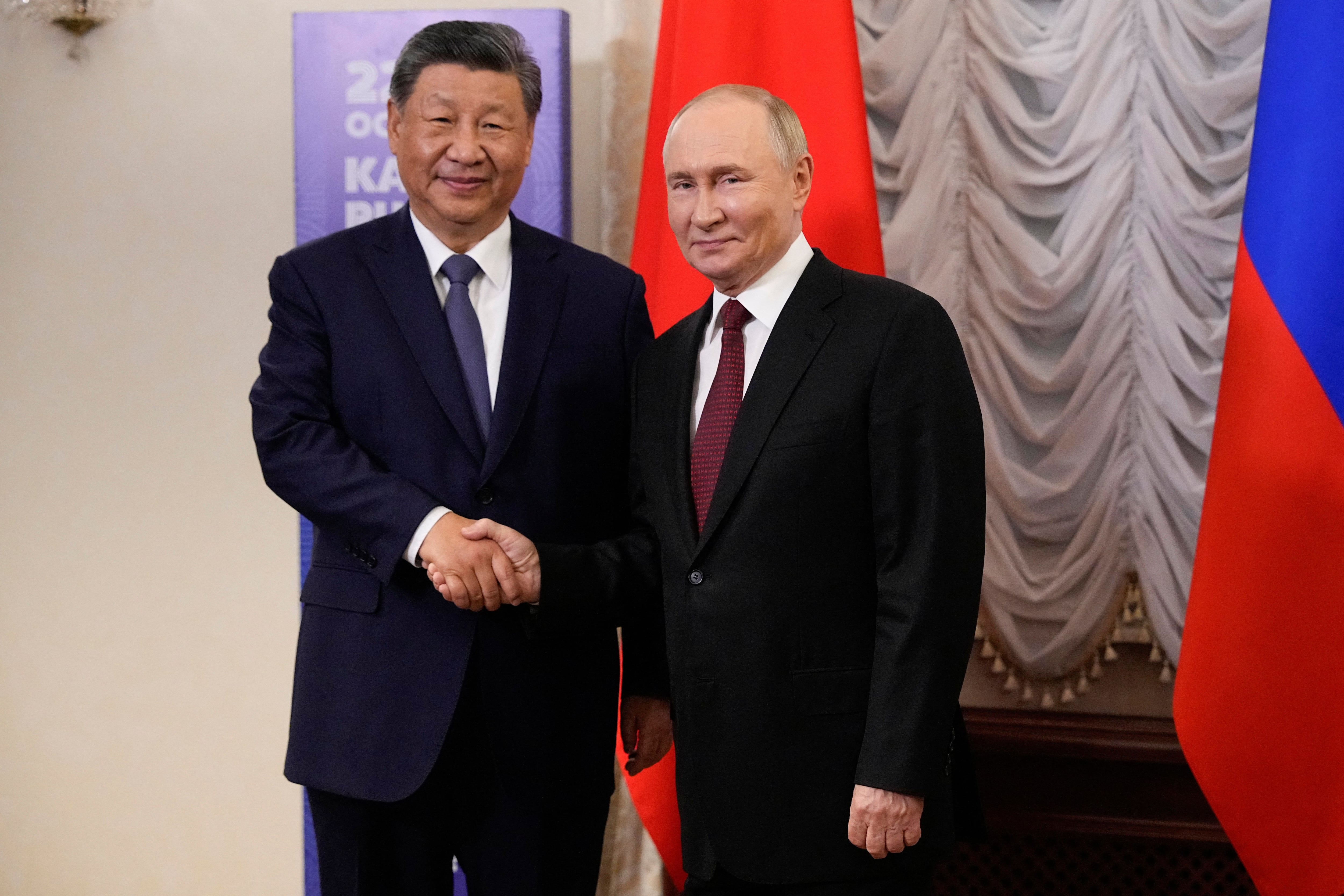 El presidente ruso Vladímir Putin estrecha la mano del presidente chino Xi Jinping durante una reunión al margen de la cumbre de los BRICS (Alexander Zemlianichenko/Pool vía REUTERS) 