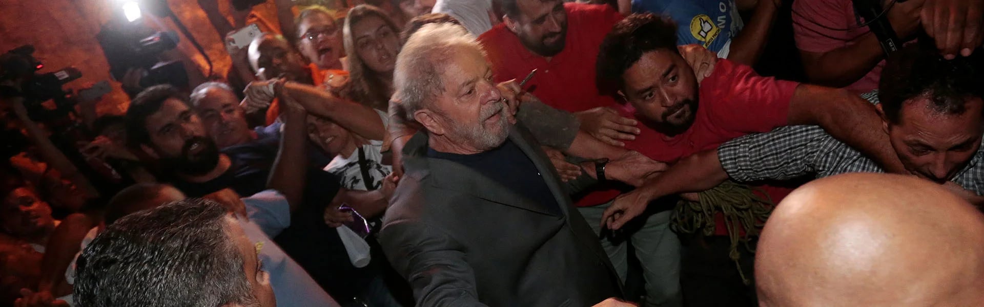 Lula salió caminando del sindicato hasta subir a un vehículo de la Policía Federal. (REUTERS)