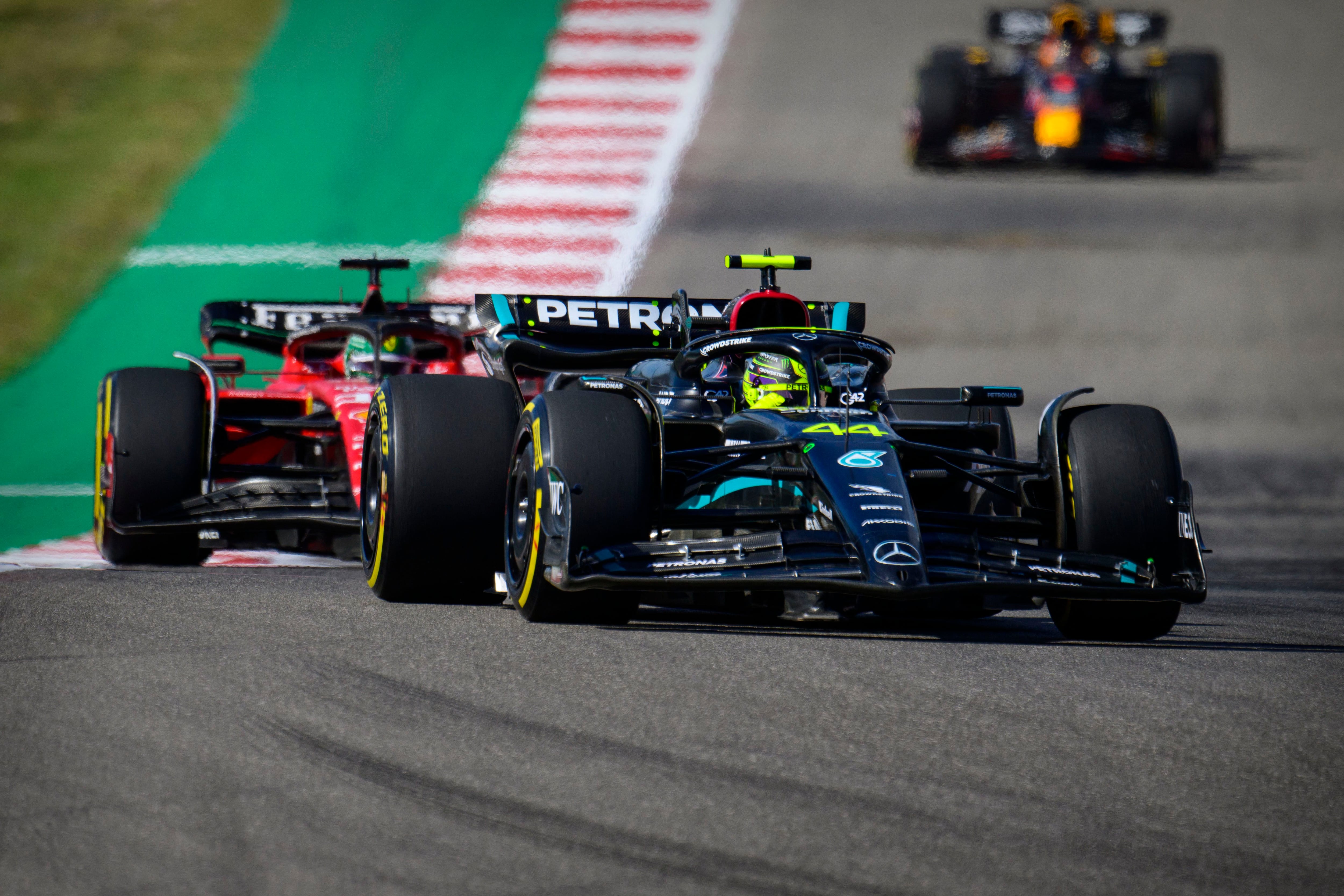 Lewis Hamilton, delante de Charles Leclerc este domingo en el Circuito de las Américas (Jerome Miron-USA TODAY Sports)