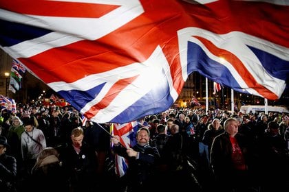 Un hombre ondeando la bandera del Reino Unido, 31 de enero de 2020. REUTERS / Henry Nichols / Foto de archivo