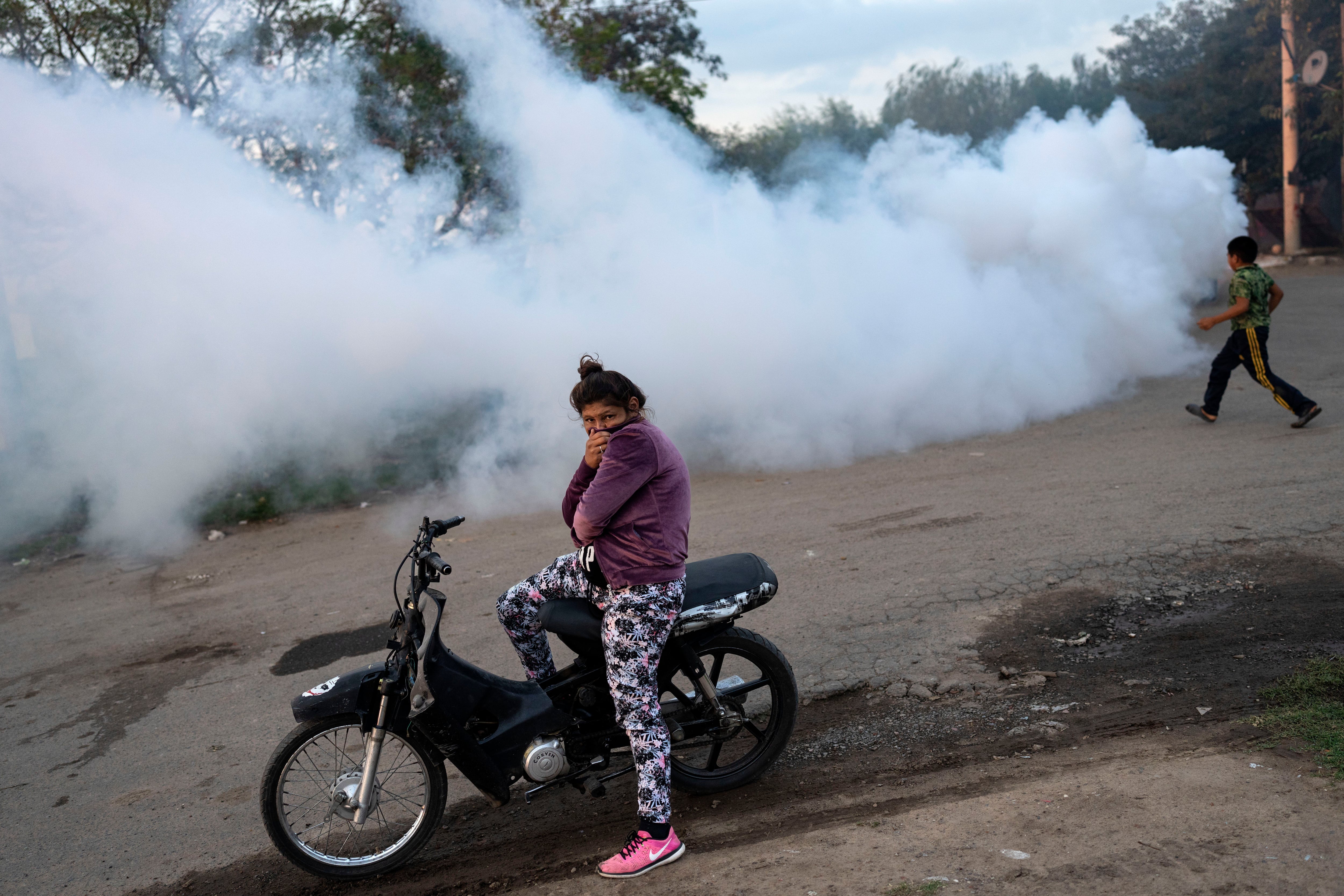 La fumigación solo puede usarse cuando se detecta un brote de casos positivos en un área específica. No sirve para eliminar huevos y larvas (AP Foto/Rodrigo Abd)