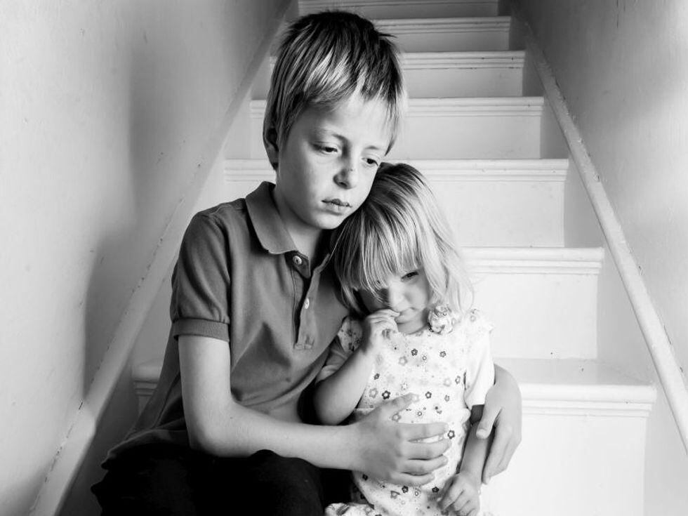 ¿Cuál es la relación entre los traumas infantiles y las probabilidades de dolor físico en la adultez?