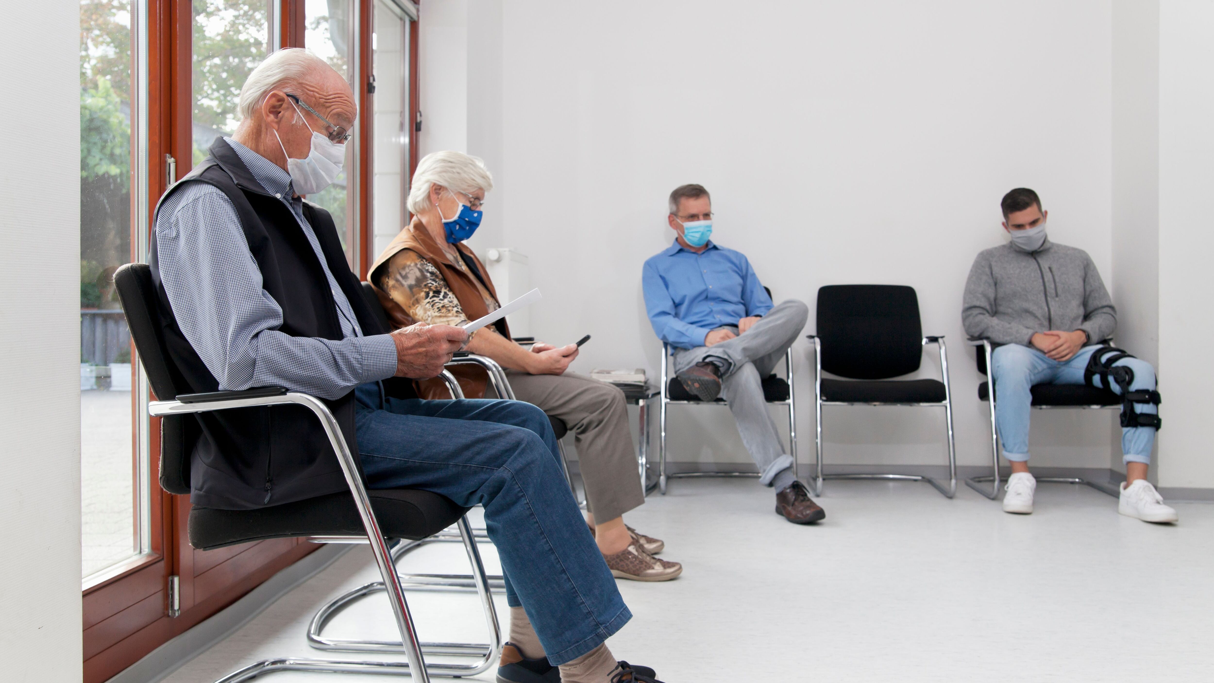 Pacientes en la sala de espera de un hospital (Shutterstock)
