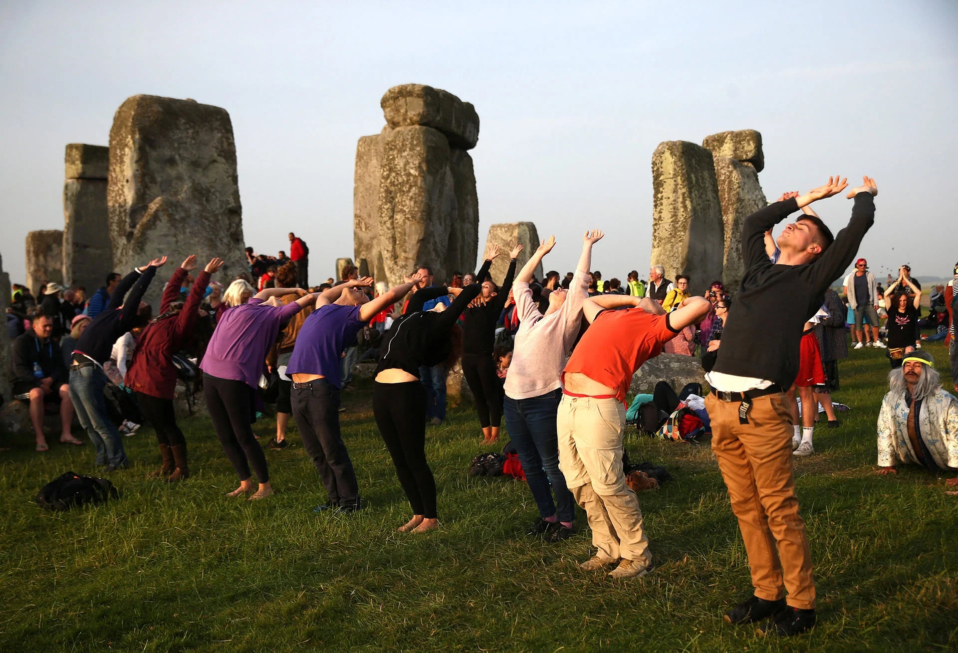 Eclecticismo en Stonehenge: la gente practica yoga al amanecer (Reuters)