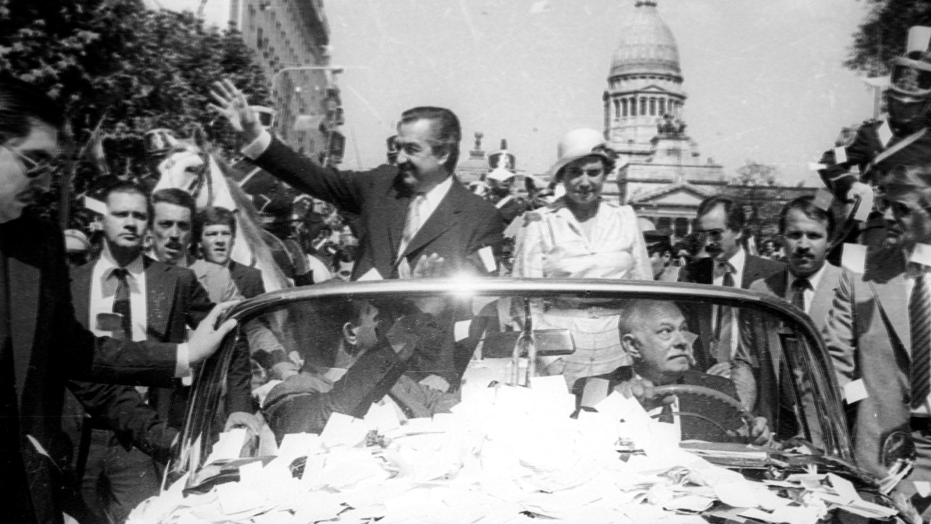 Raúl Alfonsín junto a la primera dama María Lorenza Barreneche, con el Congreso de la Nación de fondo, el 10 de diciembre de 1983 (NOTICIAS ARGENTINAS)
