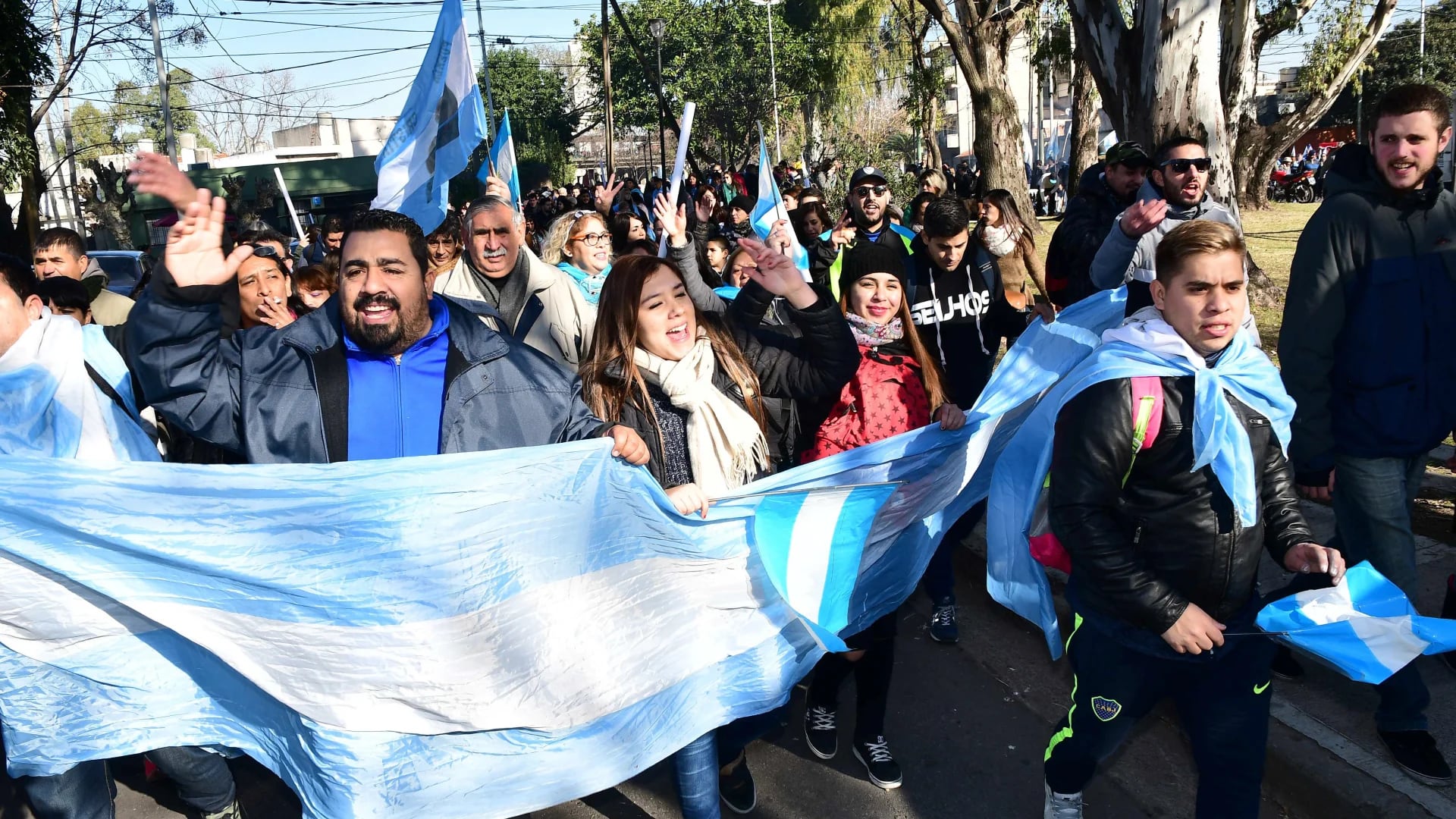 Gente de todas las edades se acercó a Sarandí para presenciar el acto de Cristina Kirchner