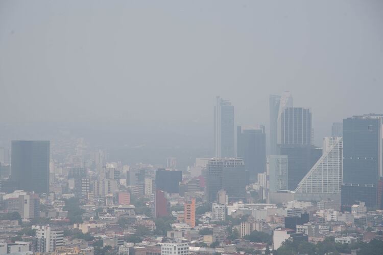 CIUDAD DE MÉXICO, 02ABRIL2019.- Este viernes la calidad de aire es mala de acuerdo a los reportes del Sistema de Monitoreo Atmosférico de la Ciudad de México, alcanzando un índice de 121 puntos IMECA en algunas alcaldías como Coyoacán, Béntio Juárez, Venustiano Carranza, e Iztacalco. FOTO: MARIO JASSO /CUARTOSCURO.COM