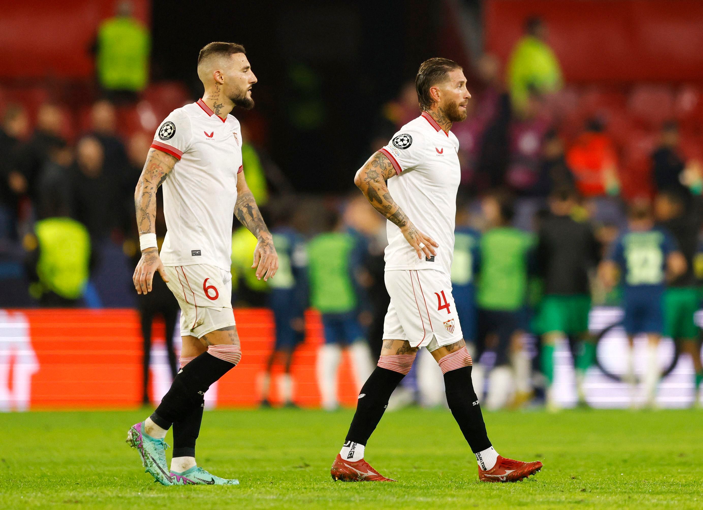 Sergio Ramos y Nemanja Gudelj durante el partido ante el PSV (REUTERS).