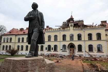 Una vista muestra el edificio universitario dañado por un ataque de drones rusos, donde estudió Stepan Bandera, uno de los fundadores de la Organización de Nacionalistas Ucranianos (OUN) (REUTERS/Roman Baluk)