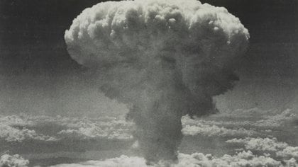 Una nube en forma de hongo se eleva después de que una bomba atómica con nombre en código "Fat Man" explotara luego de ser lanzada por un bombardero B-29 de la Fuerza Aérea de los EE. UU. Sobre Nagasaki, Japón, el 9 de agosto de 1945 (REUTERS/Fuerzas Aéreas del Ejército de EE. UU. / Biblioteca del Congreso)