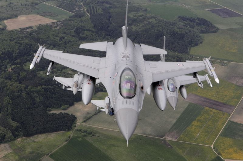 FOTO DE ARCHIVO: Cazas F-16 de la Fuerza Aérea Noruega patrullan sobre el Báltico (REUTERS/Ints Kalnins)