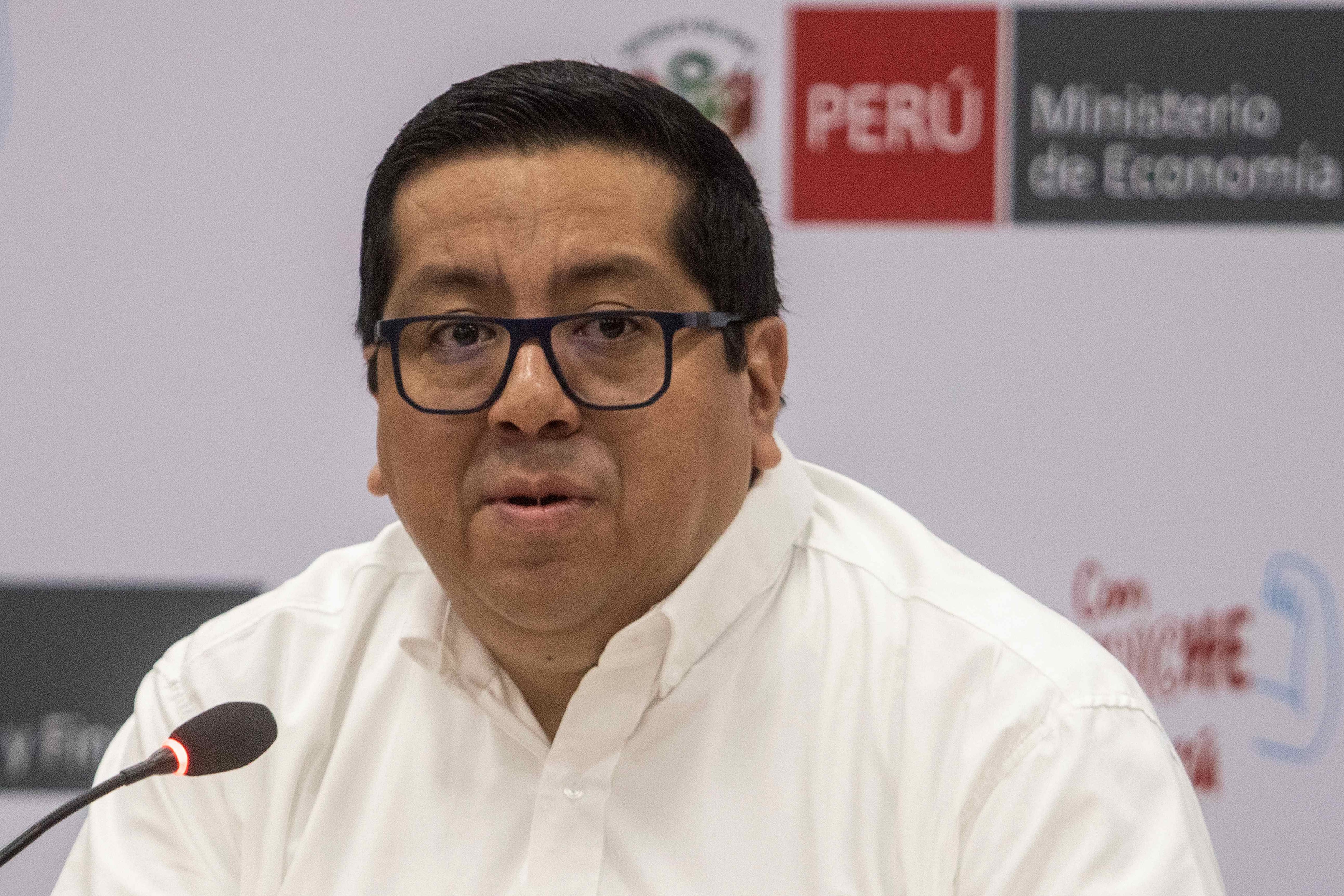 Fotografía de archivo en la que se registró al ministro de Economía y Finanzas de Perú, Alex Contreras, durante una rueda de prensa, en Lima (Perú). EFE/Stringer
