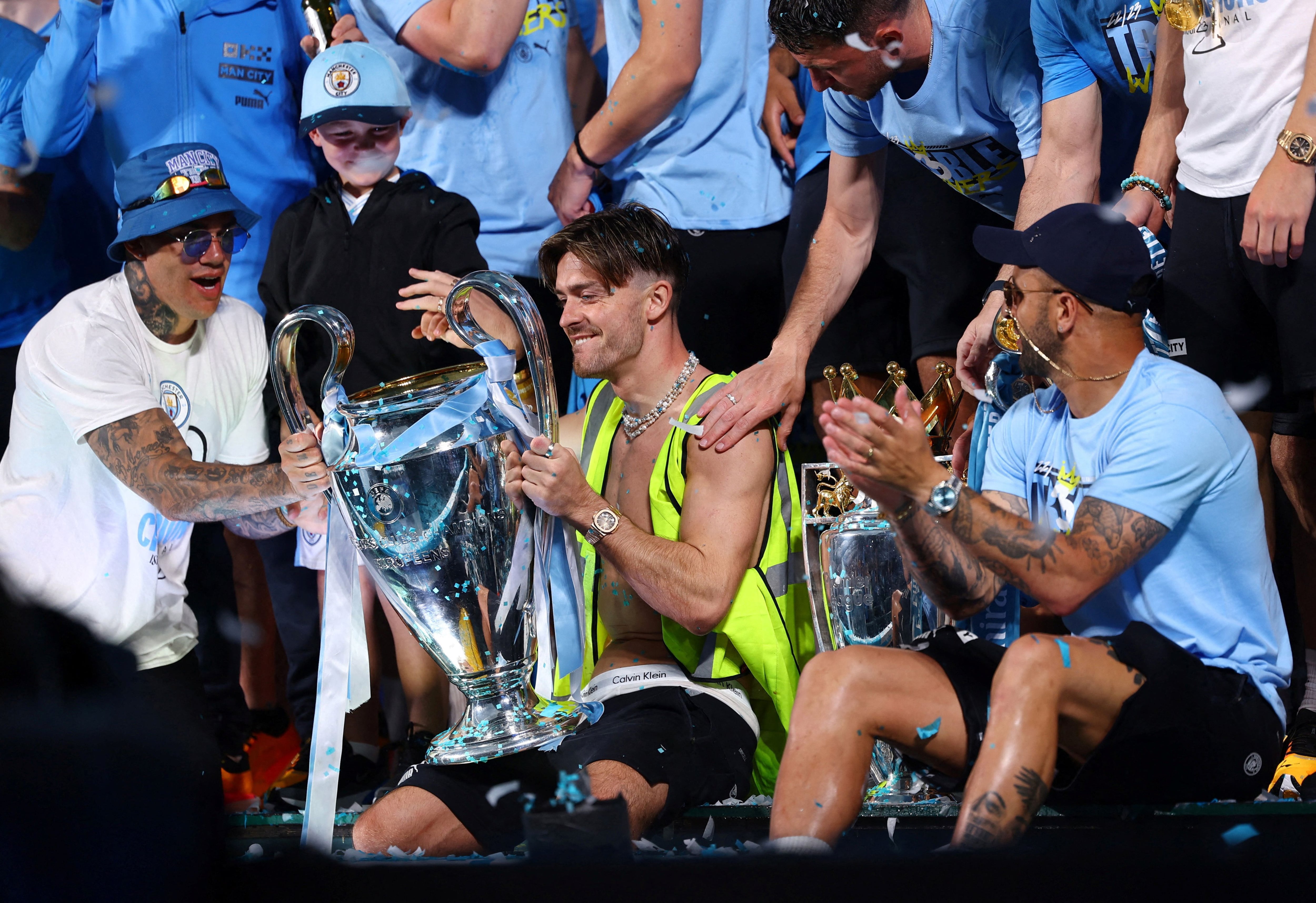 Grealish con un chaleco de seguridad levantando la Champions REUTERS/Molly Darlington     TPX IMAGES OF THE DAY