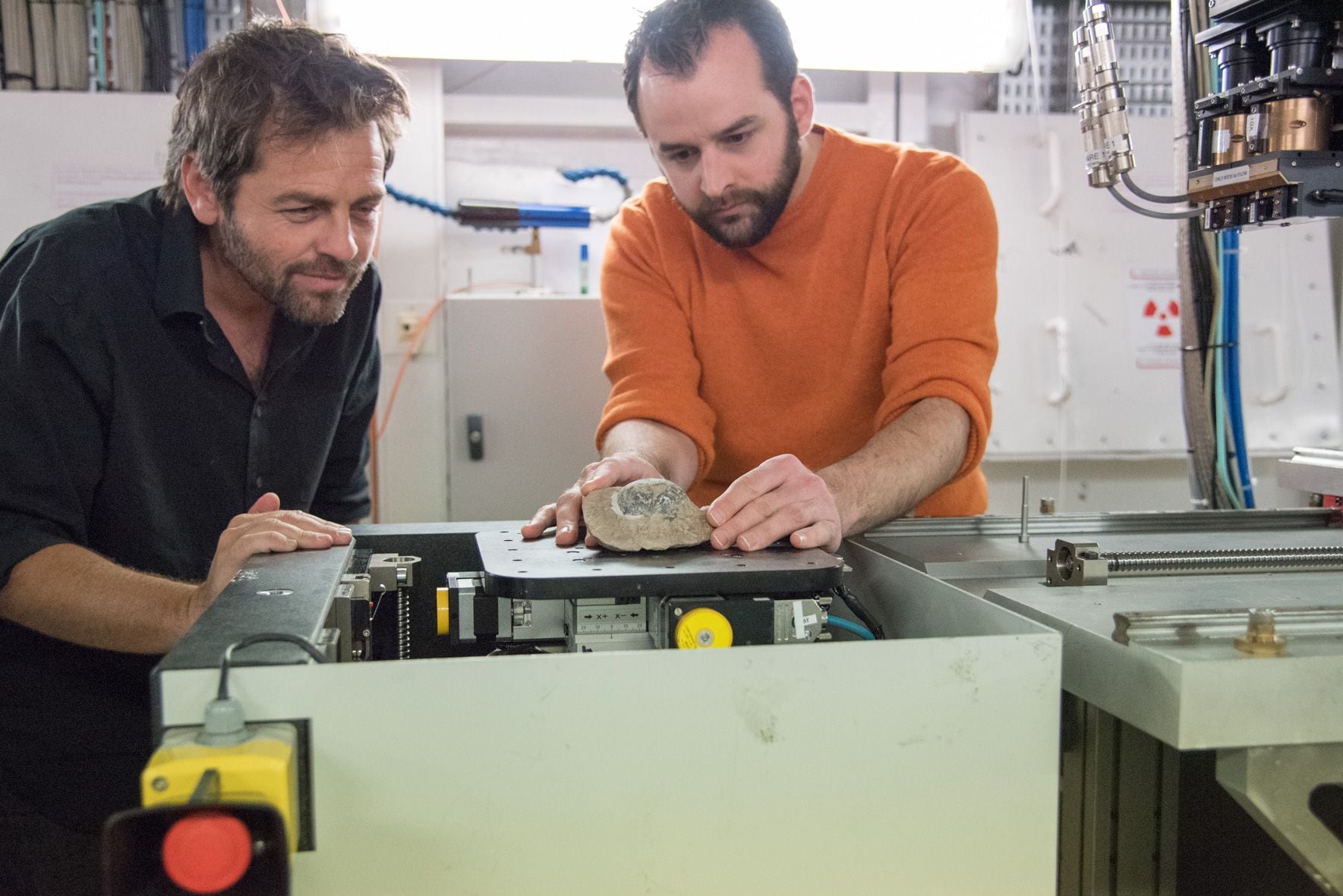 DIDASCAL
Gli scienziati Diego Pol e Vincent Fernandez durante gli esperimenti di imaging delle uova di Mussaurus patagonicus presso l'ESRF, il sincrotrone europeo, Francia

CREDITO
ESRF, il sincrotrone europeo