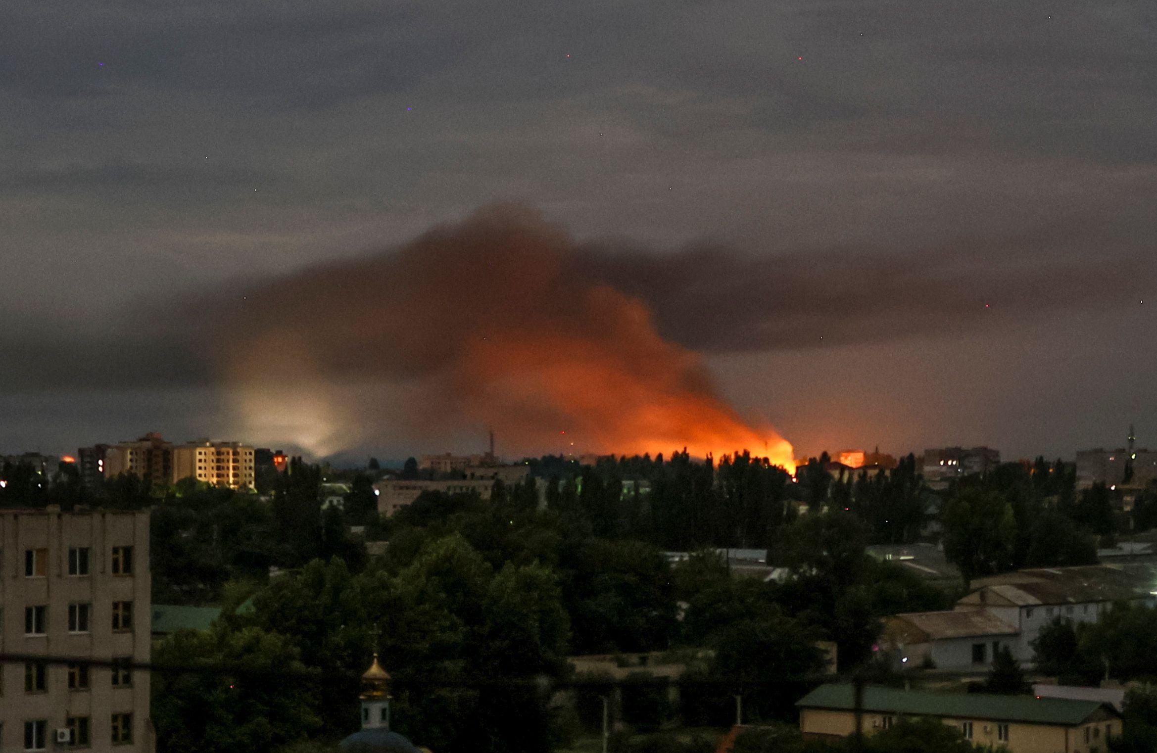 Se levanta humo durante un ataque ruso con drones en Kherson (REUTERS)