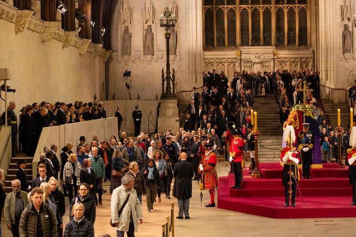 El Rey Carlos de Inglaterra y la Princesa Real Ana de Inglaterra asisten el sábado a una vigilia mientras la gente presenta sus respetos al féretro de la Reina Isabel de Inglaterra en el interior de Westminster Hall, tras su muerte, en Londres Sept 17, 2022. UK Parliament/Roger Harris/Handout via REUTERS  