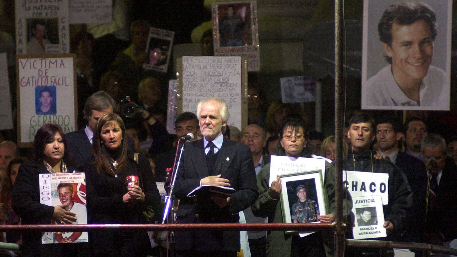 Juan Carlos Blumberg en una marcha por su hijo, rodeado de familiares de víctimas de inseguridad (NA)