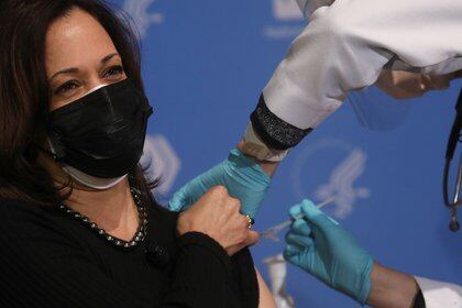 La vicepresidenta Kamala Harris se aplicó la segunda dosis de la vacuna contra el coronavirus (REUTERS/Leah Millis)