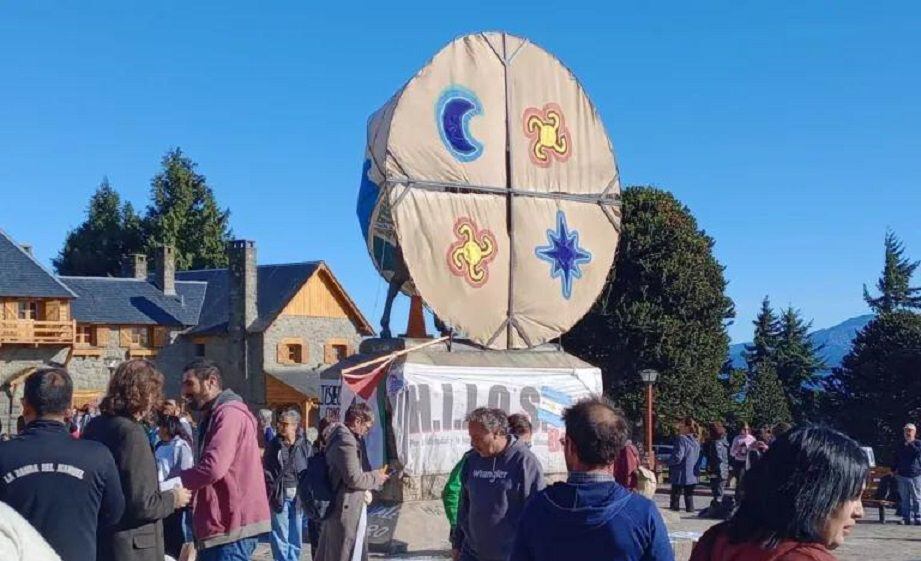 Mapuches cubrieron con un cultrún el monumento a Roca