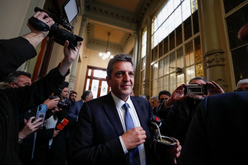 El presidente de la Cámara de Diputados Sergio Massa ingresa al Congreso Nacional en Buenos Aires, Argentina el 2 de agosto de 2022 (REUTERS/Agustin Marcarian)