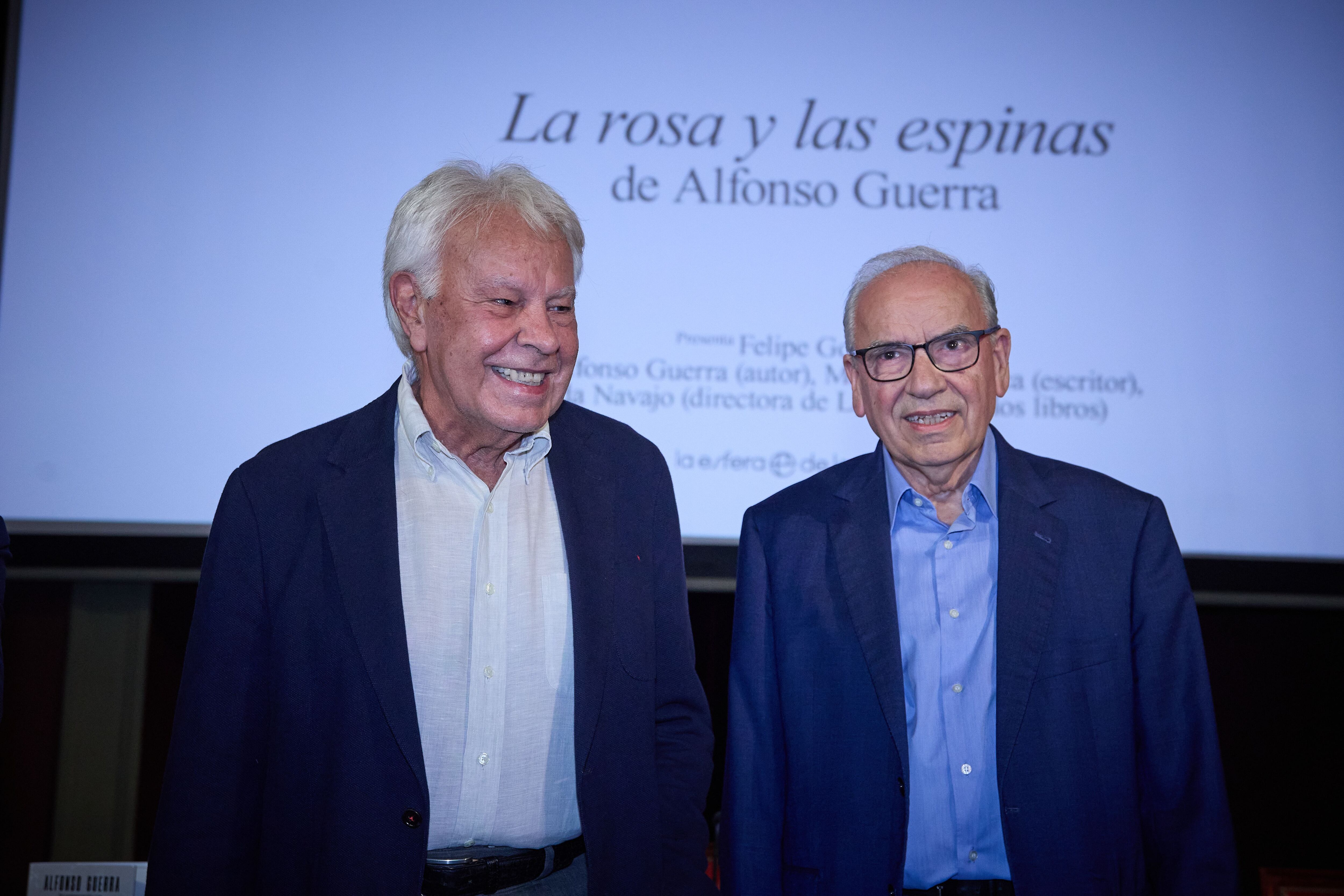 Felipe González y Alfonso Guerra, este miércoles en el Ateneo de Madrid. (Jesús Hellín/Europa Press)
