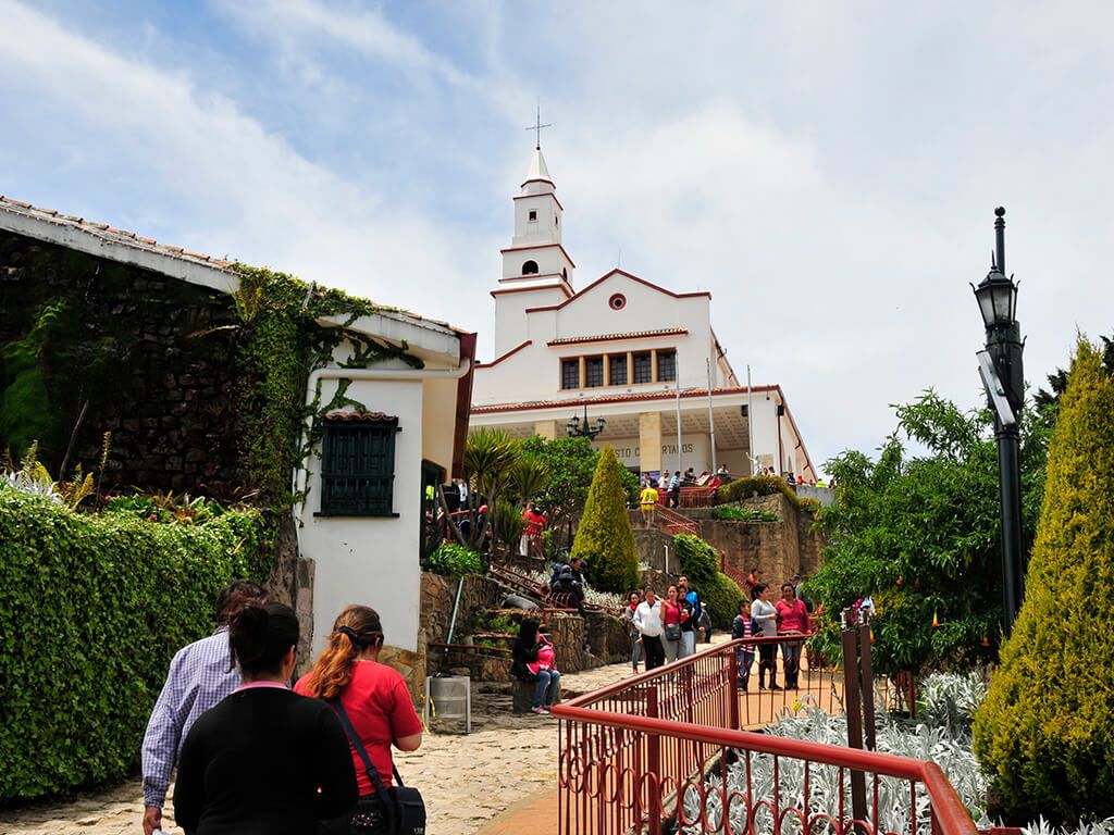 En la imagen, turistas caminan hacia el Santuario de Monserrate, en Bogotá. Foto: Santuario de Monserrate