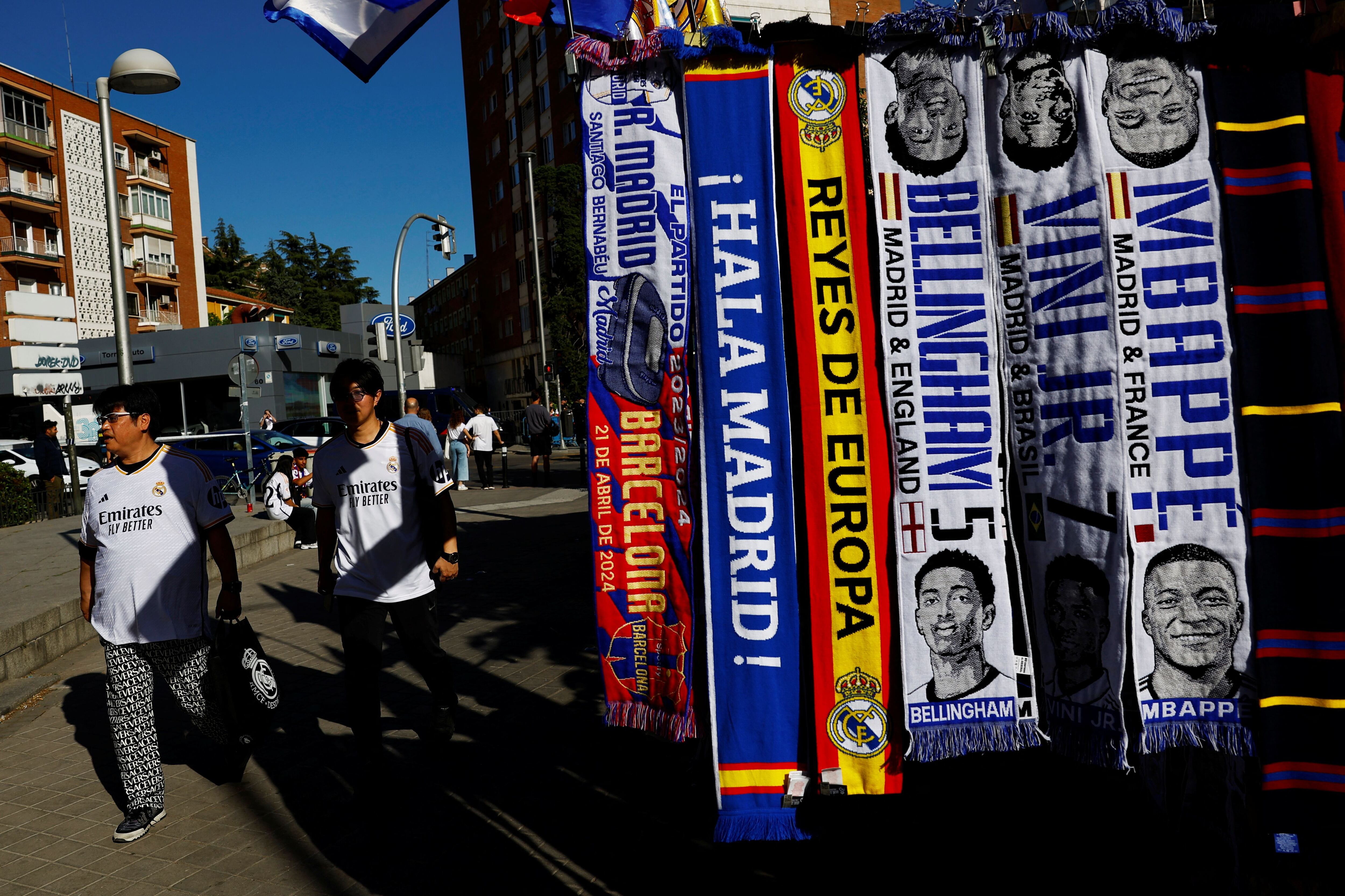 Los amantes del Real Madrid felices tras el anuncio de la llegada del delantero francés - crédito Susana Vera/REUTERS