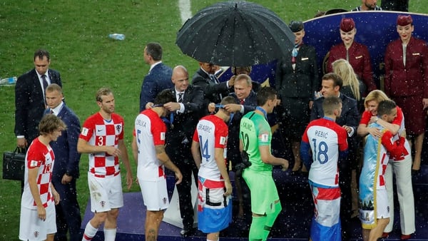 Un hombre protege a Putin de la lluvia mientras el resto se empapa (Reuters)