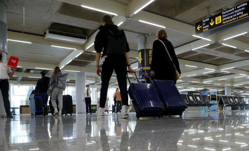 La joven viaja en avión 44 veces al mes para trabajar debido al alto costo de alquilar un lugar en Ibiza.