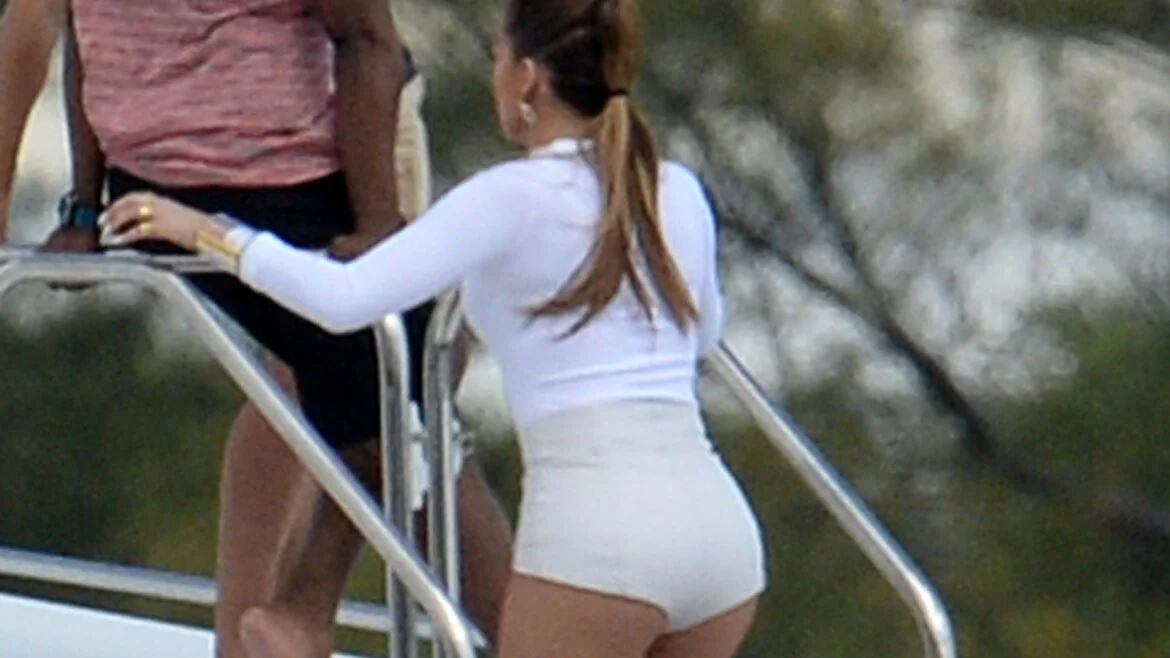 Jennifer Lopez Sigue Calentando Bailó En Un Yate Con Hombres Desnudos Infobae 