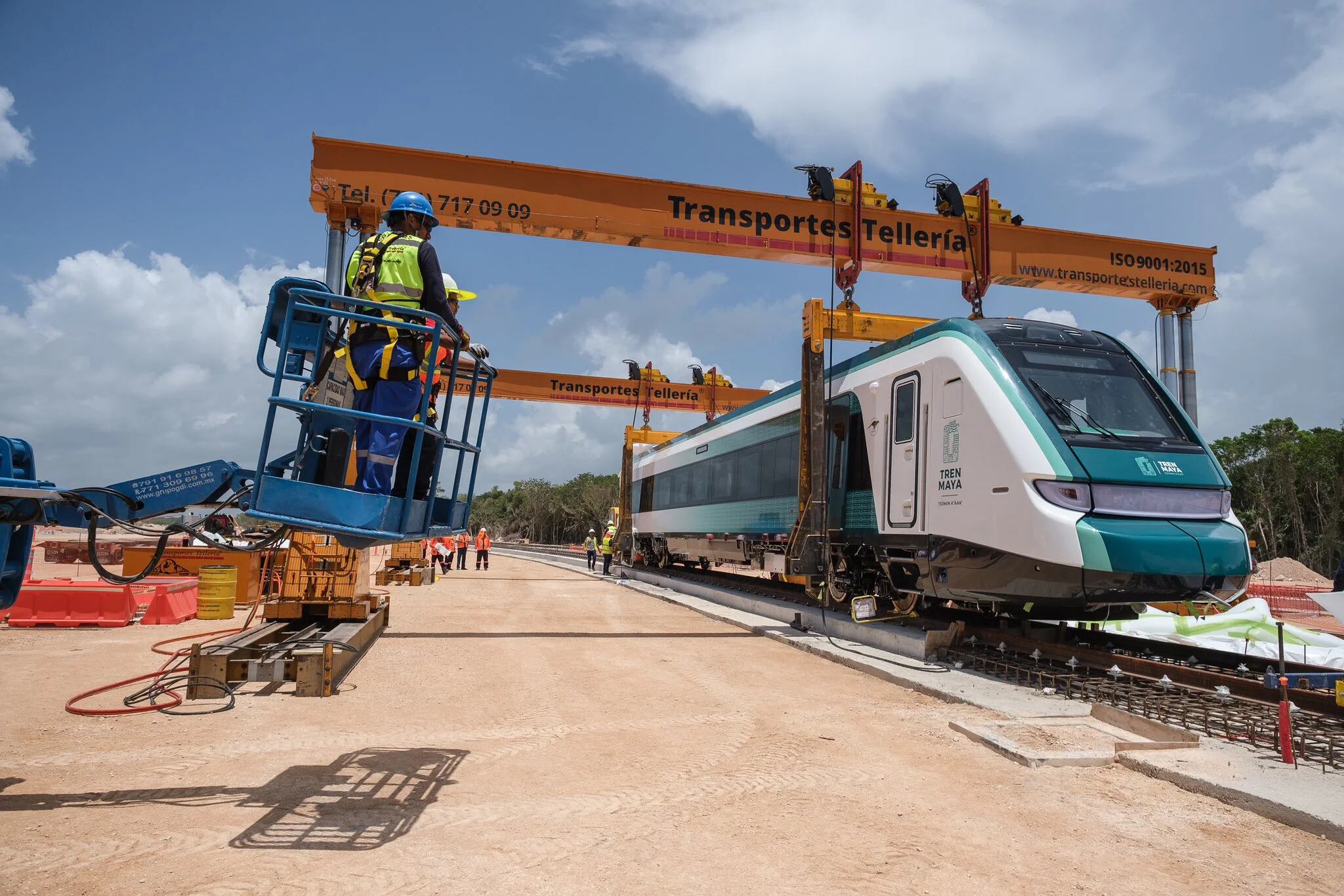 El presidente de la República Mexicana Andrés Manuel López Obrador, participó en el banderazo de llegada del primer vagón del Tren Maya.  
(@MaraLezama)