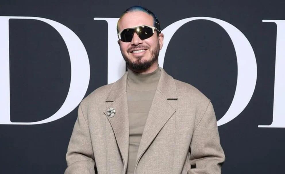 J Balvin lleva traje con falda al desfile de Louis Vuitton en Paris