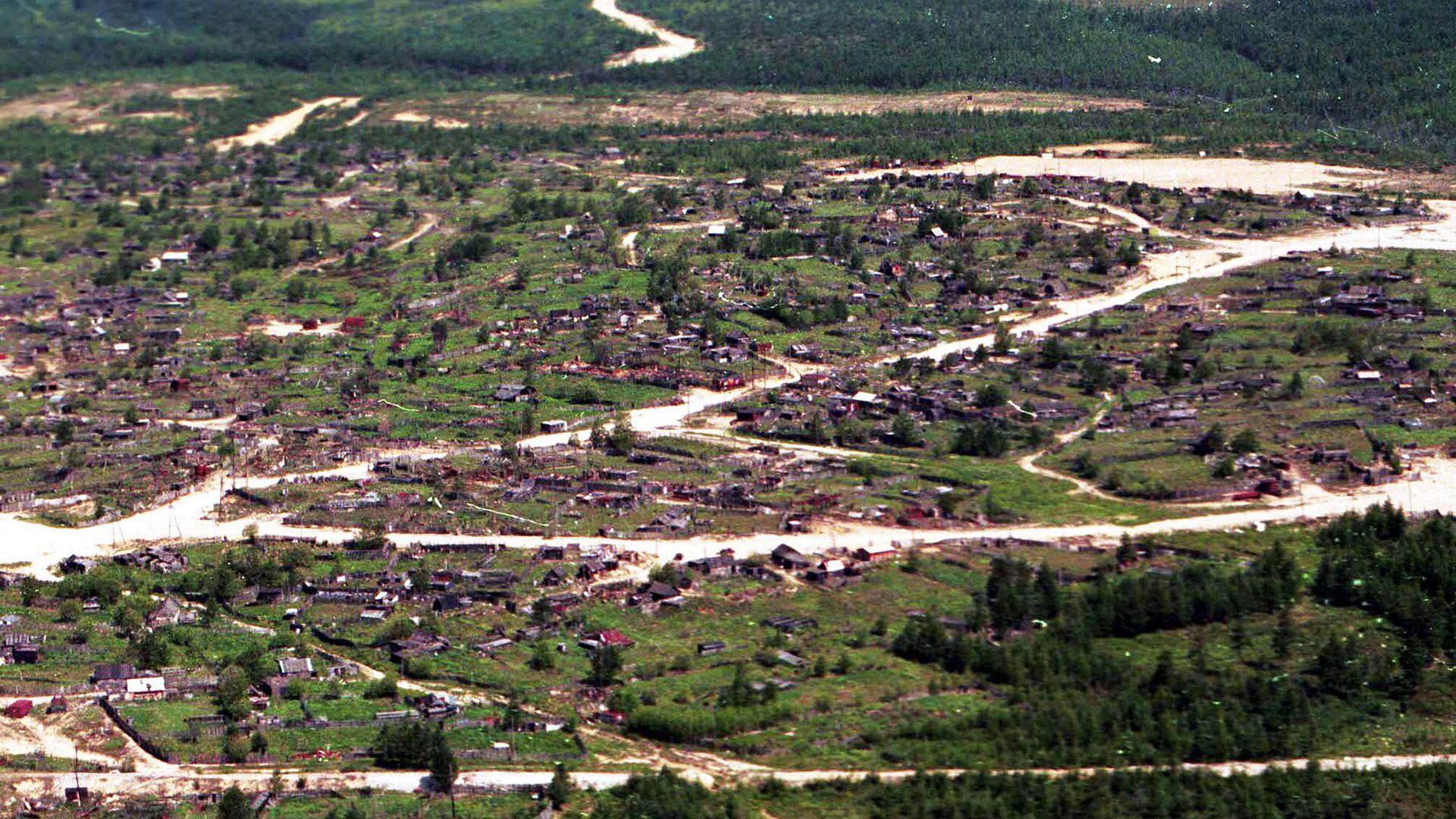 Vista aérea de la ciudad de Neftegorsk en la isla Sakhalin, la isla más grande de Rusia, en marzo de 2001. Era un punto particularmente sensible desde el punto de vista estratégico militar soviético (Laski Diffusion/Wojtek Laski/Getty Images)