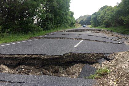 Una carretera fracturada a causa del terremoto detiene el acceso del vehículo a 70 kilómetros al sur de Blenheim, en la Isla Sur de Nueva Zelanda