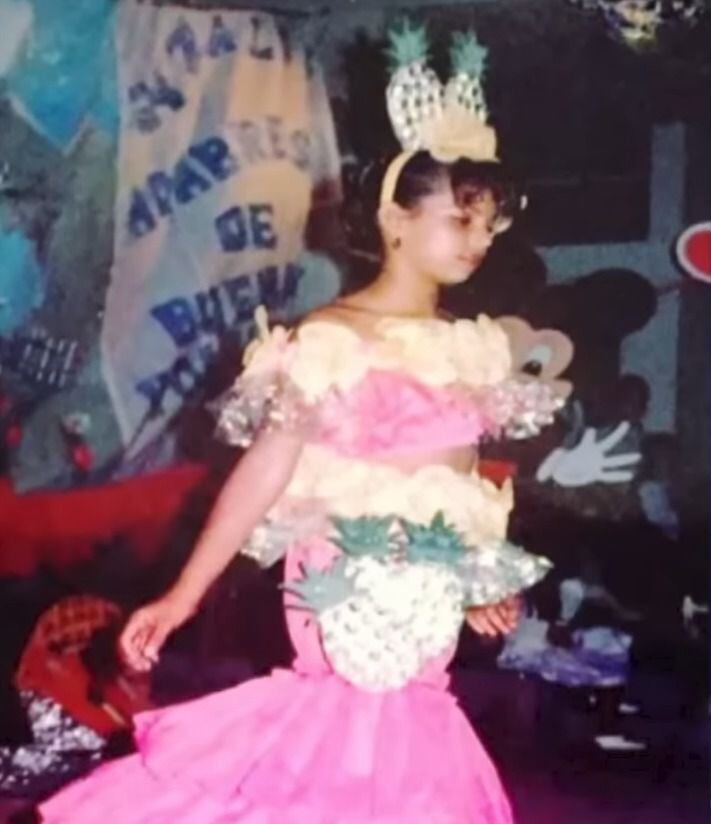 El vestido con materiales reciclados que usó Liss Pereira en su infancia. Crédito: Captura de pantalla - Youtube Juanpis González