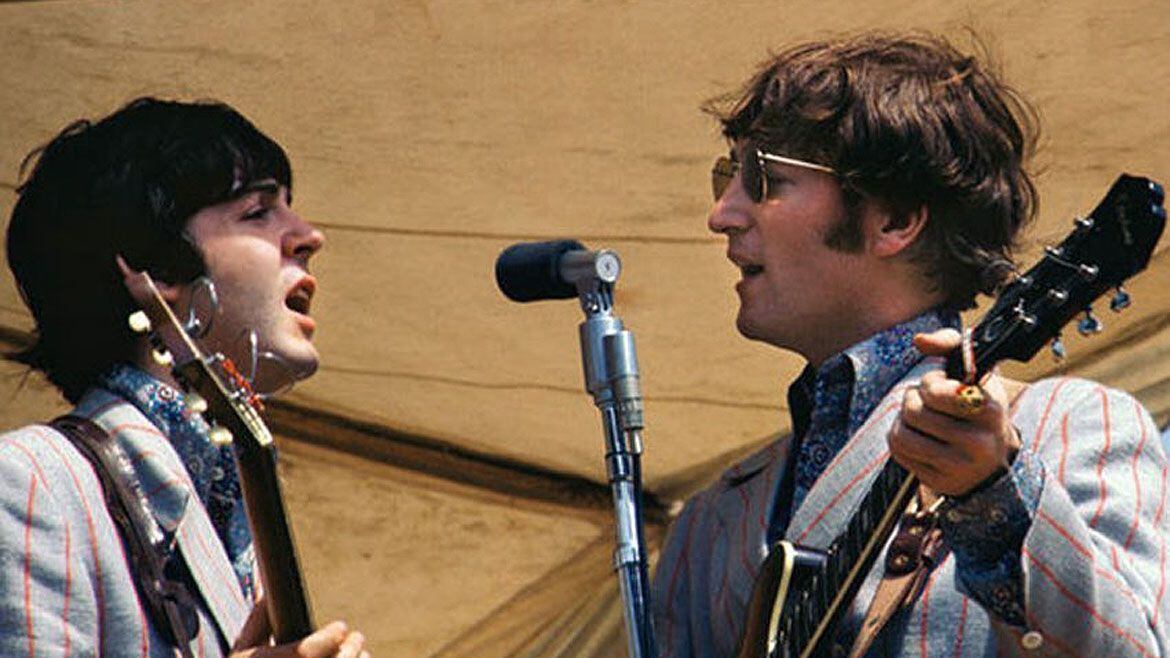 McCartney habla de Lennon en el libro: "Él podía ser bastante cáustico e ingenioso, pero una vez que lo conocías tenía un carácter encantador y cálido"