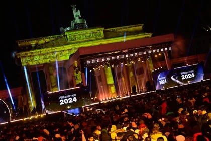 La inscripción "Bienvenido 2024" se muestra en un tablero digital durante la fiesta de Año Nuevo frente a la histórica Puerta de Brandenburgo en Berlín, Alemania, en la víspera de Año Nuevo, el 31 de diciembre de 2023. (Foto de John MACDOUGALL / AFP)