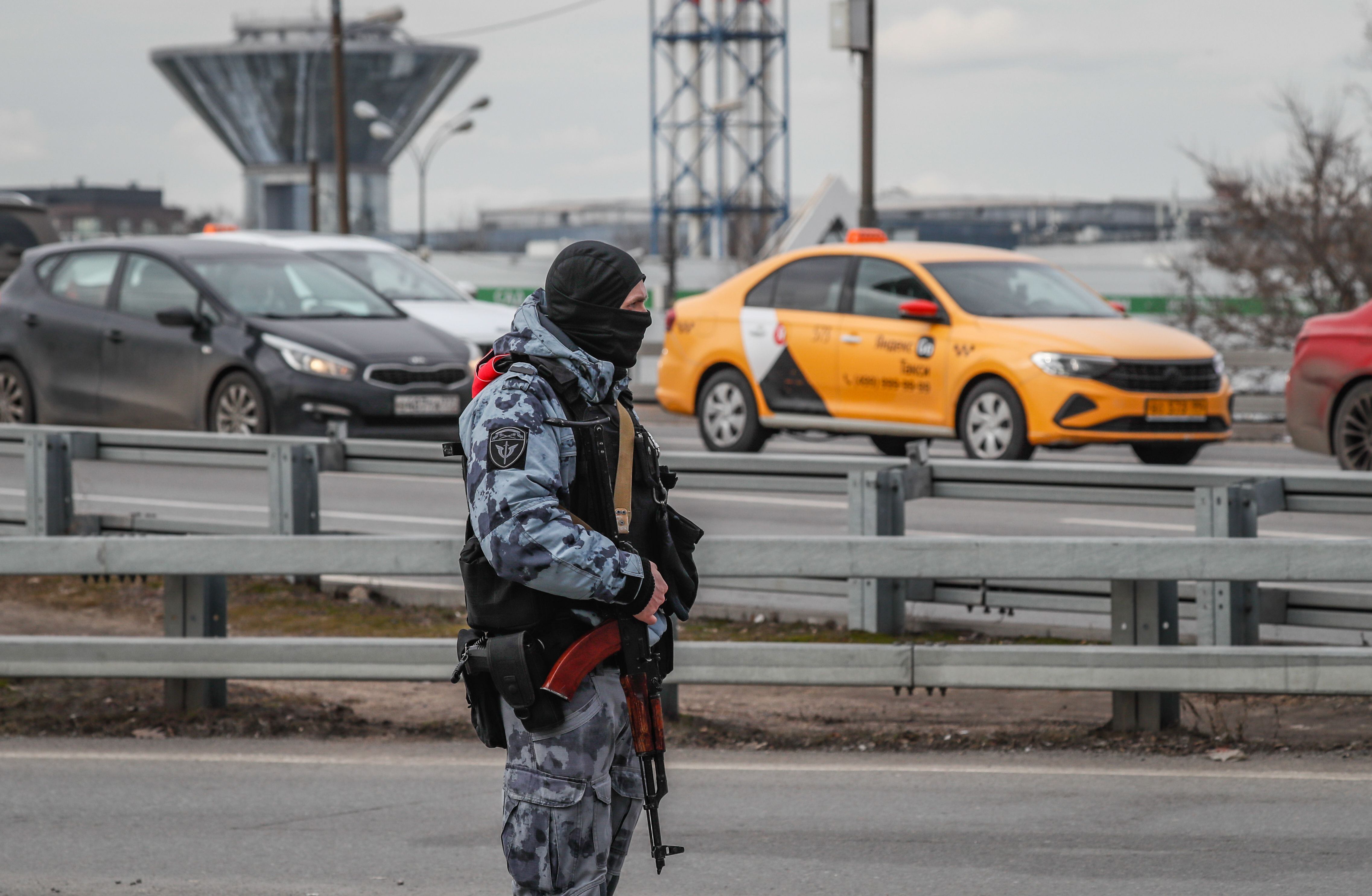 Imagen de archivo de un policía ruso en el lugar del atentado al Crocus City Hall. EFE/EPA/YURI KOCHETKOV 