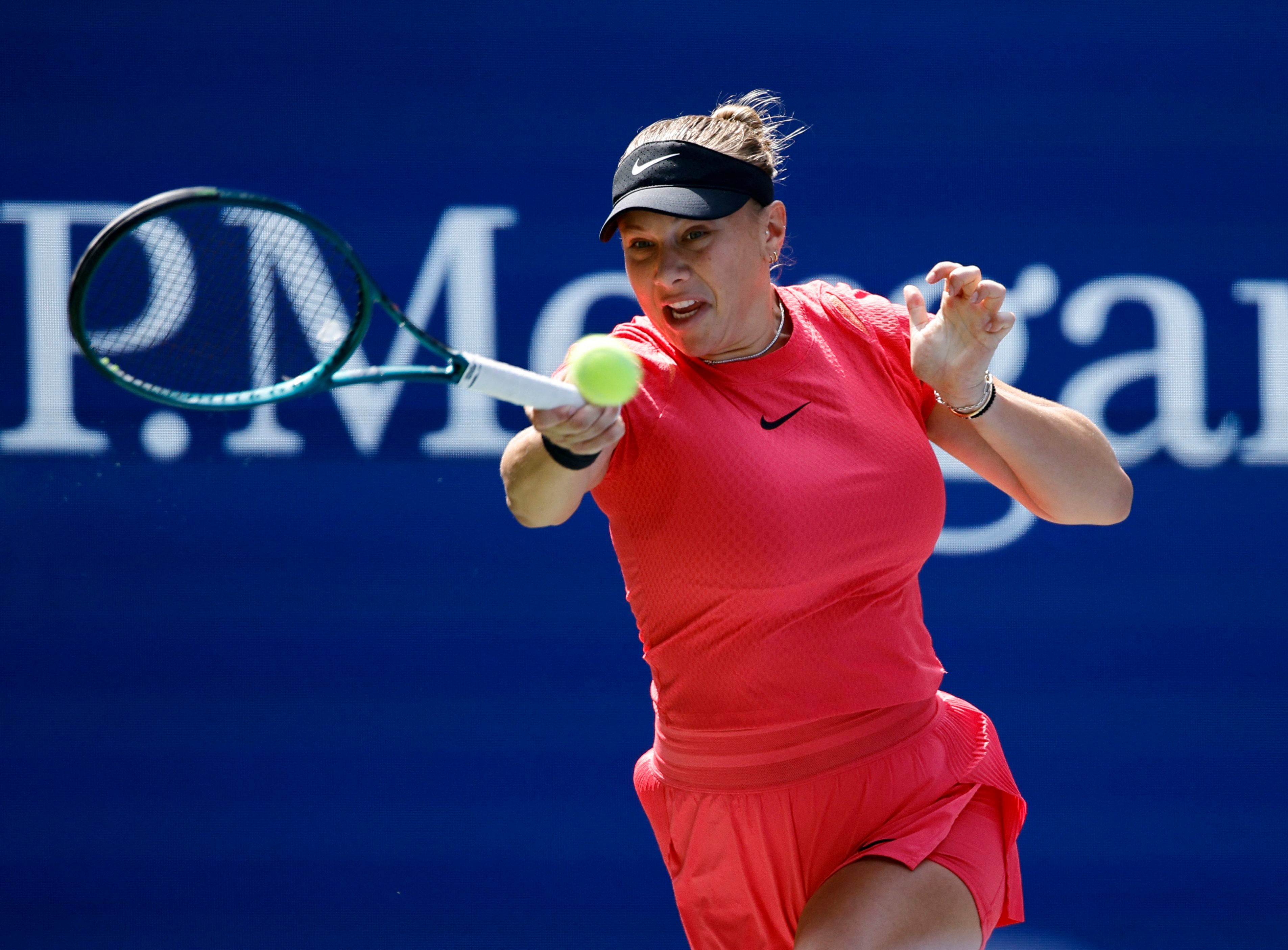 La norteamericana Amanda Anisimova jugando ante la china Qinwen Zheng en el Abierto de los Estados Unidos de tenis 2024 - crédito Eduardo Muñoz / REUTERS 