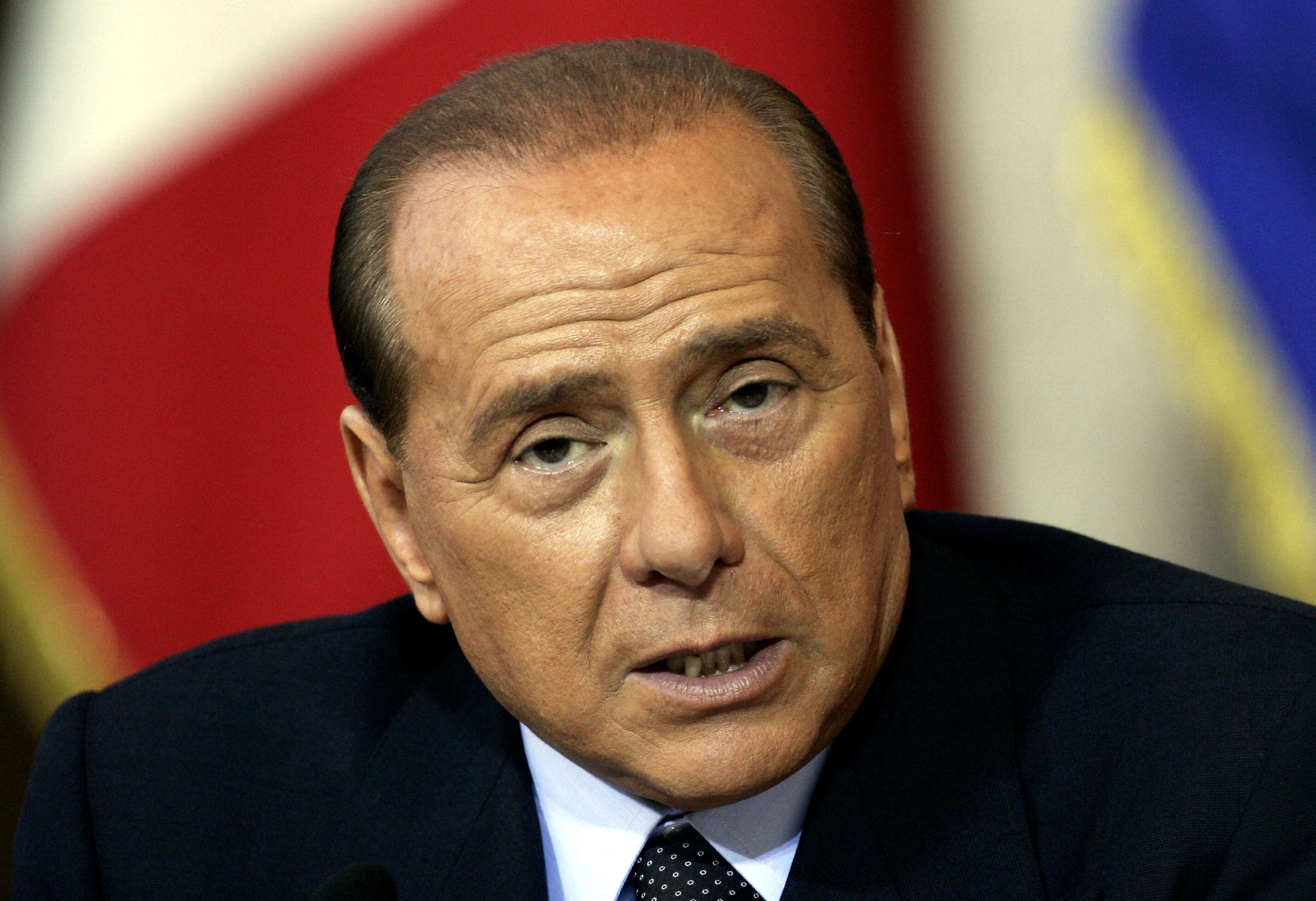 Berlusconi fue hospitalizado en abril por complicaciones de la leucemia crónica que padecía, el 19 de mayo le habían dado el alta y el último viernes volvió a ser internado (REUTERS/Tony Gentile/File Photo)