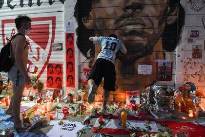 Durante estas horas y días el pueblo argentino derroca a Maradona (Foto: Martín Villar / Reuters)