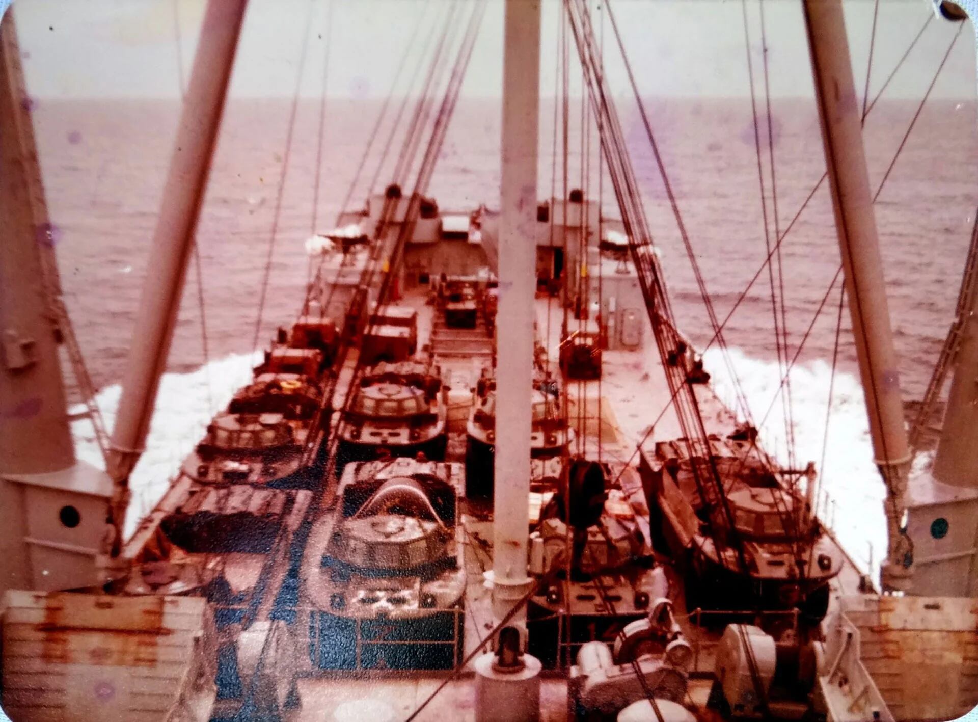 Vehculos anfibios sobre la cubierta del ARA Cabo San Antonio. Las fuerzas argentinas partieron el 28 de marzo desde el continente rumbo a Malvinas (foto de archivo)