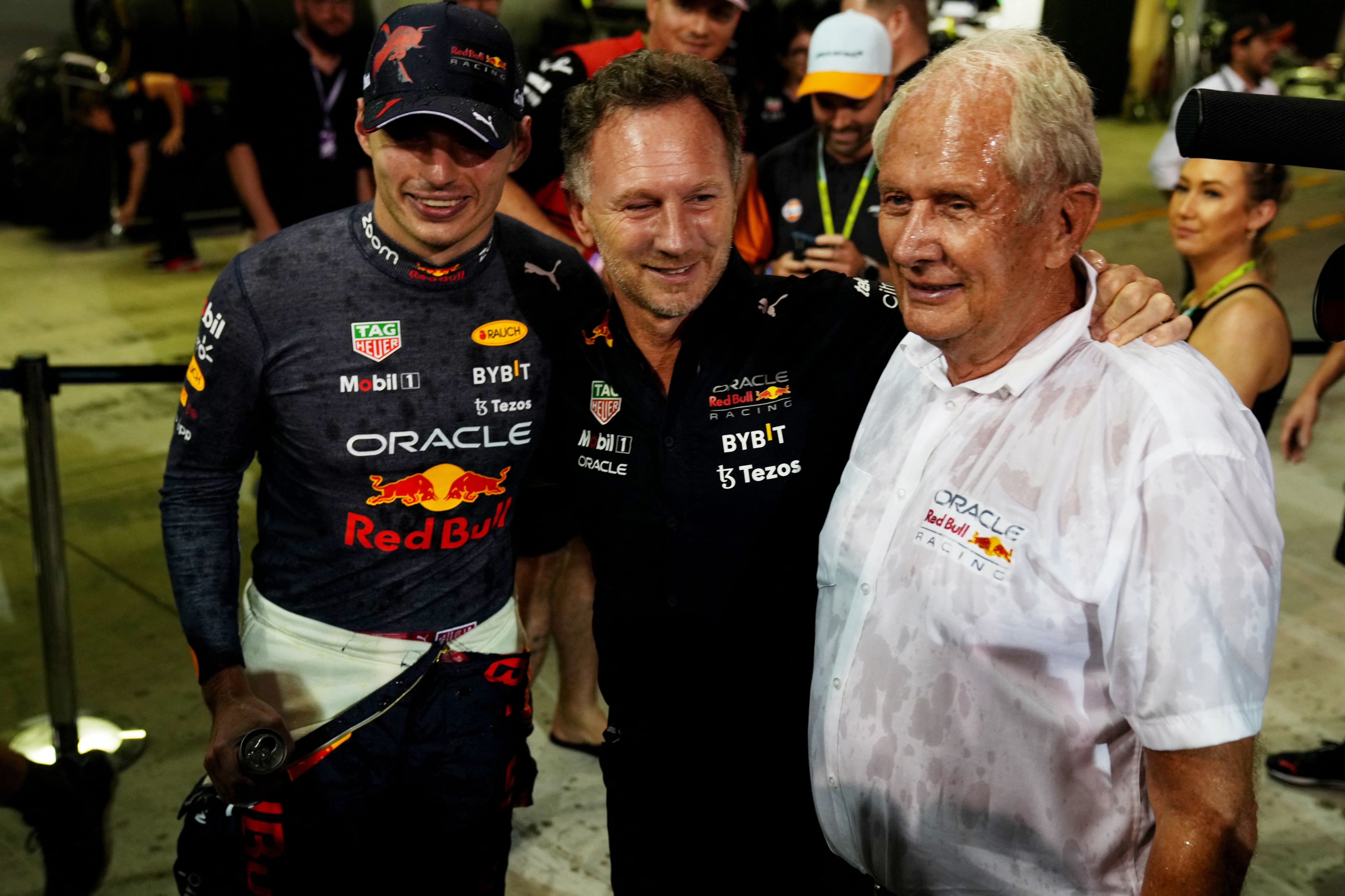 Sonrisas para Max Verstappen, Christian Horner y Helmut Marko. Sin embargo, una guerra interna puede terminar con la salida del piloto neerlandés (REUTERS/Aleksandra Szmigiel)