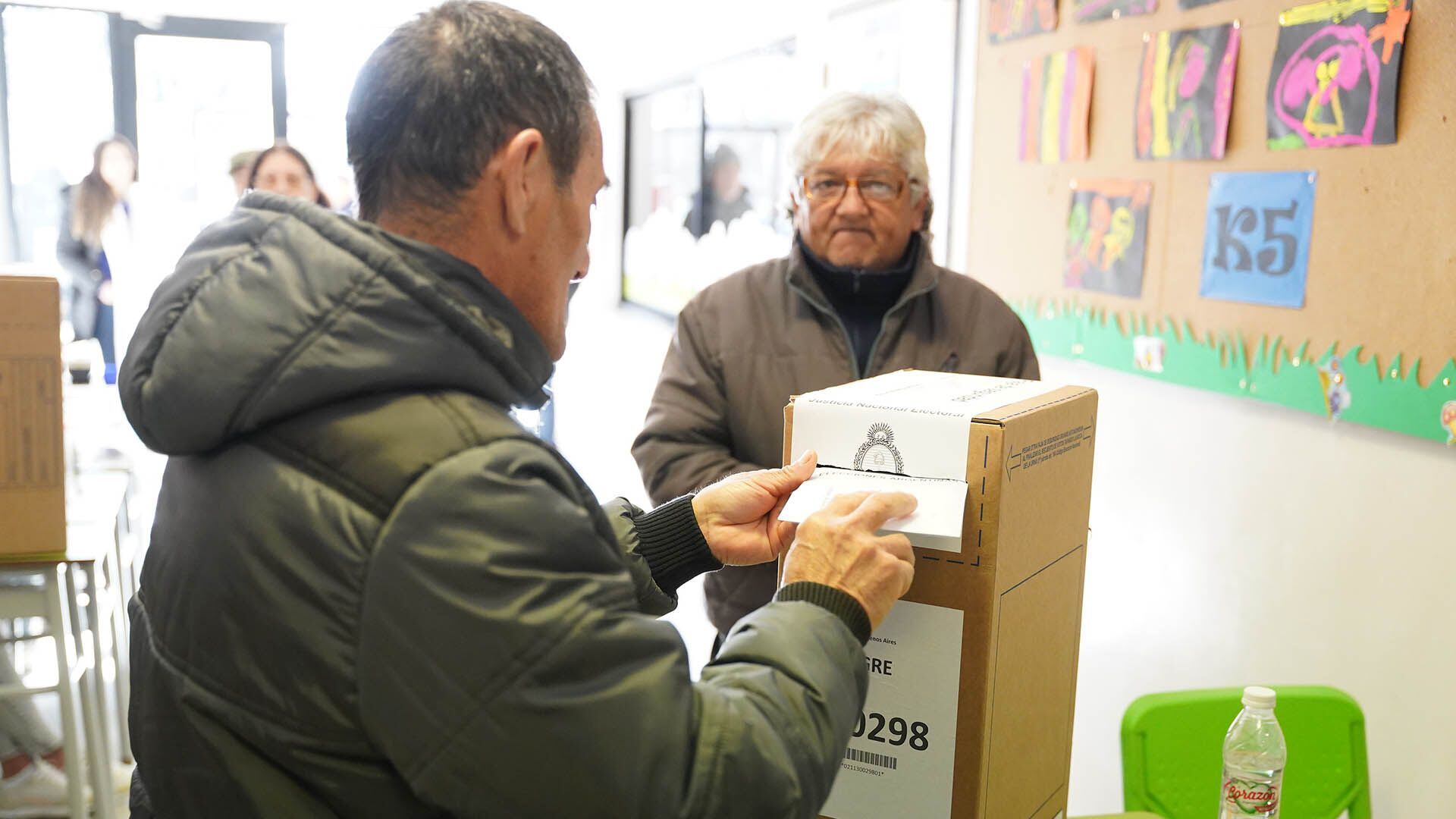 LAS PASO 2023 Elecciones 2023 - COLOR genéricas gente votando urnas boletas filas escuela
