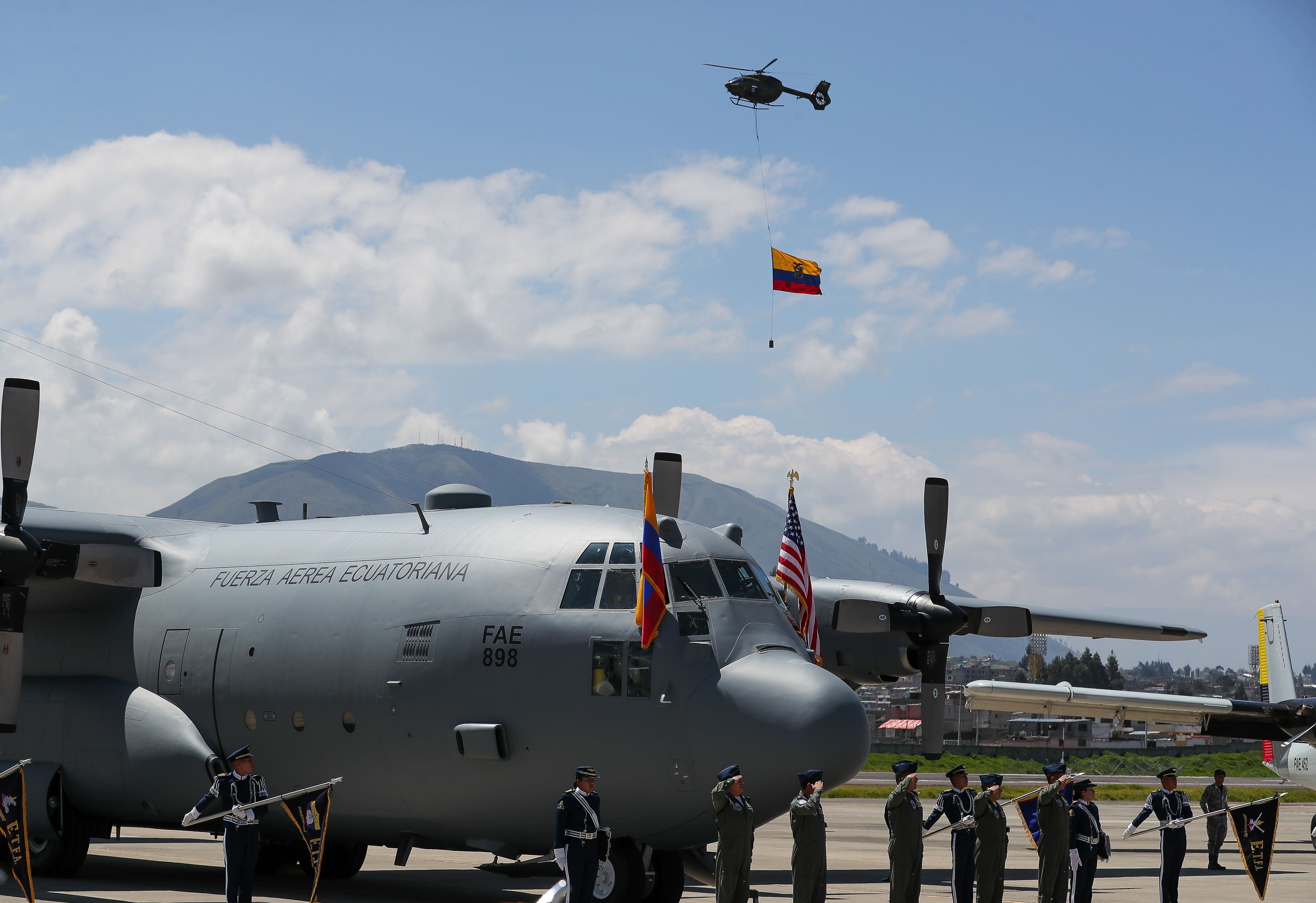 Miembros de las fuerzas armadas ecuatorianas se forman frente a un avión Hércules C-130 donado por Estados Unidos este lunes, en el aeropuerto de la ciudad de Latacunga, Provincia de Cotopaxi (Ecuador). EFE/ José Jácome 